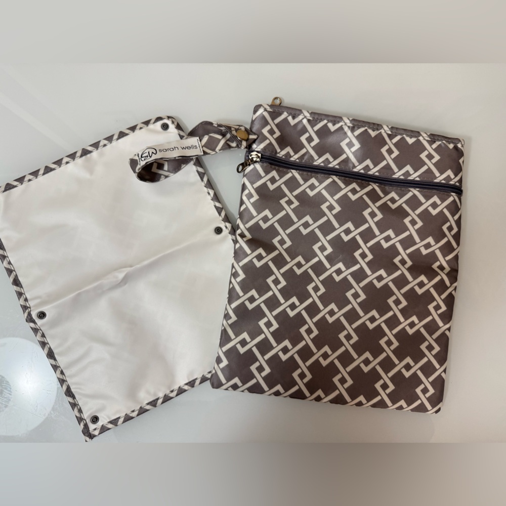 Sarah Wells Grey and White Geometric Pump Accessory Bag